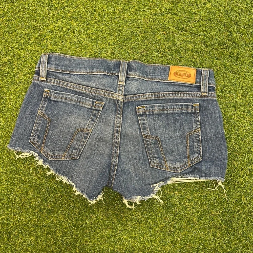 Fossil Long Live Vintage Girlfriend Denim Shorts Medium Wash Raw Hem Size 25
